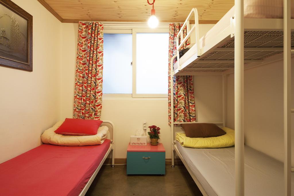 Hongdae Lazy Fox Hostel In Сеул Номер фото