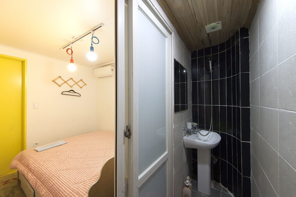 Hongdae Lazy Fox Hostel In Сеул Екстер'єр фото