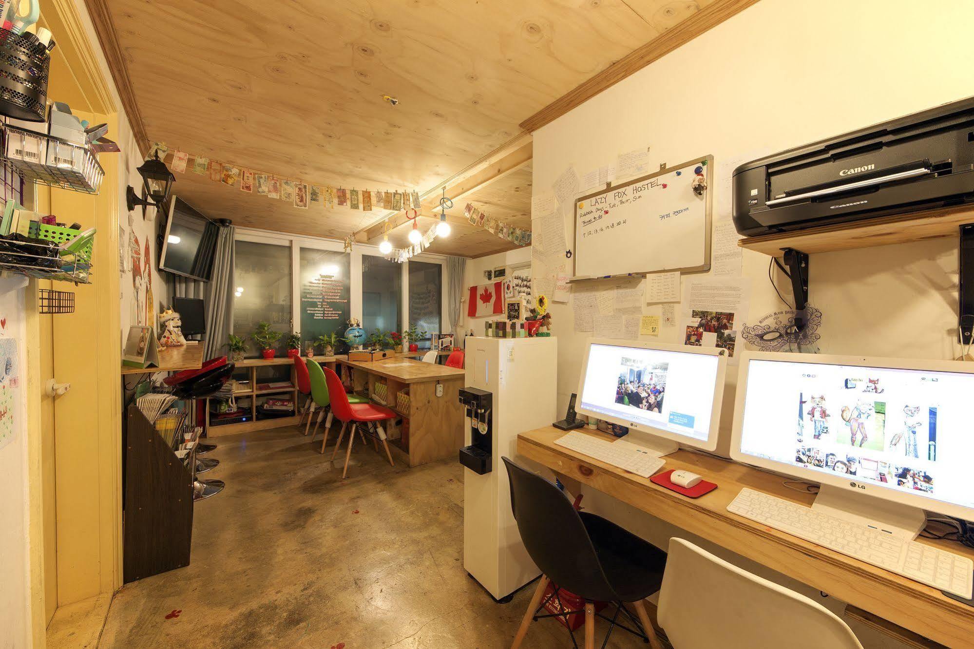 Hongdae Lazy Fox Hostel In Сеул Екстер'єр фото