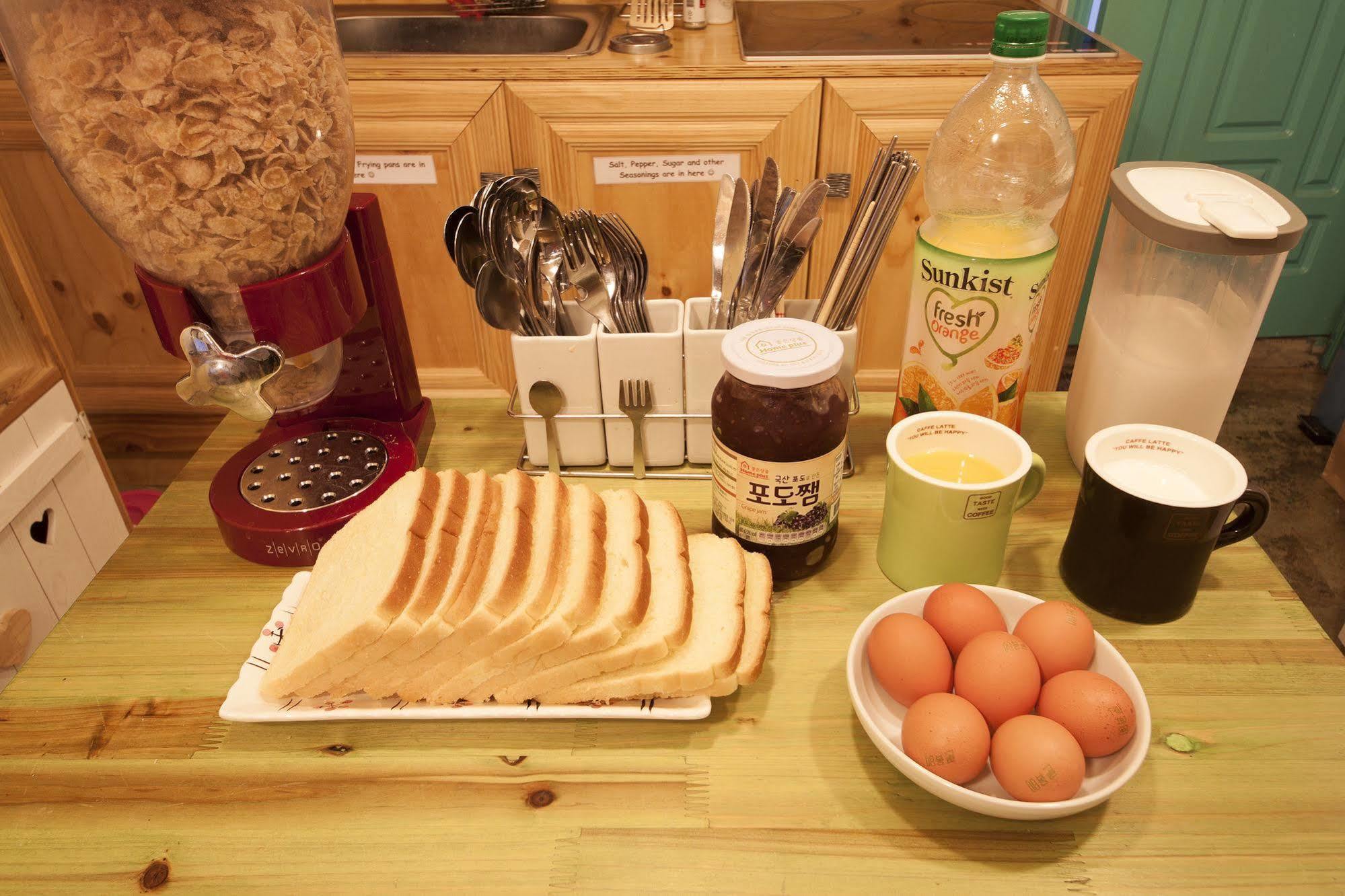 Hongdae Lazy Fox Hostel In Сеул Екстер'єр фото