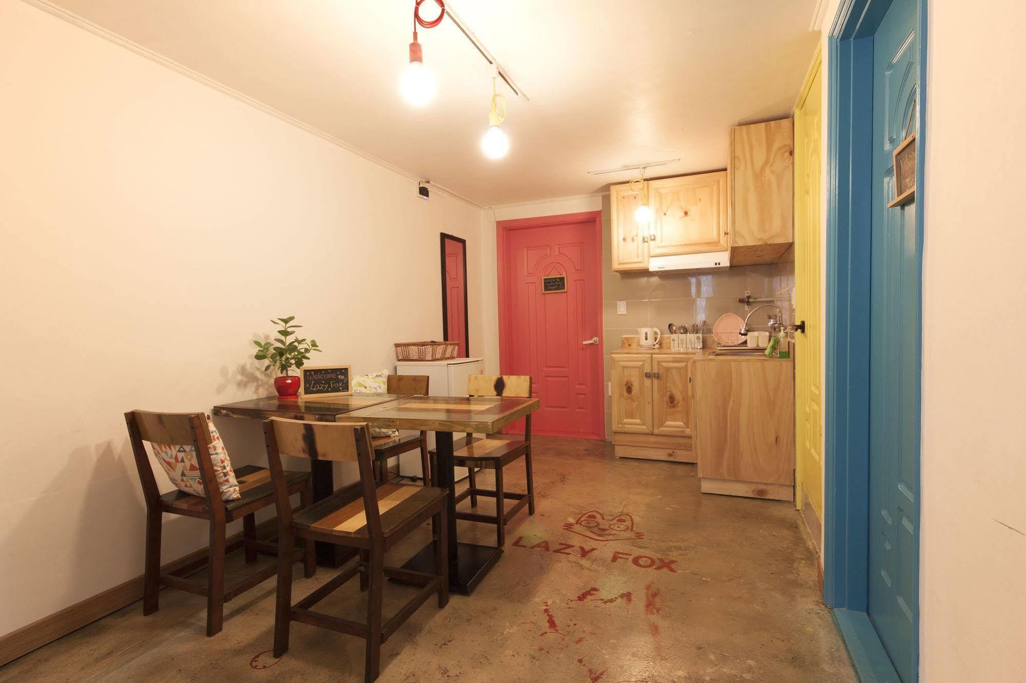 Hongdae Lazy Fox Hostel In Сеул Екстер'єр фото