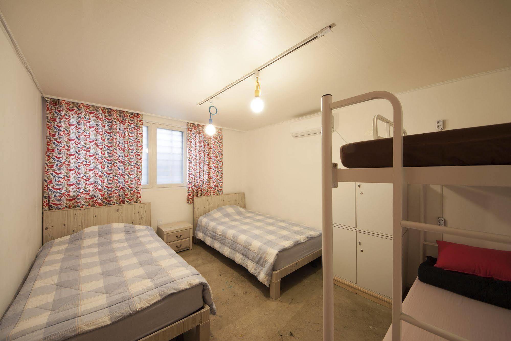 Hongdae Lazy Fox Hostel In Сеул Екстер'єр фото