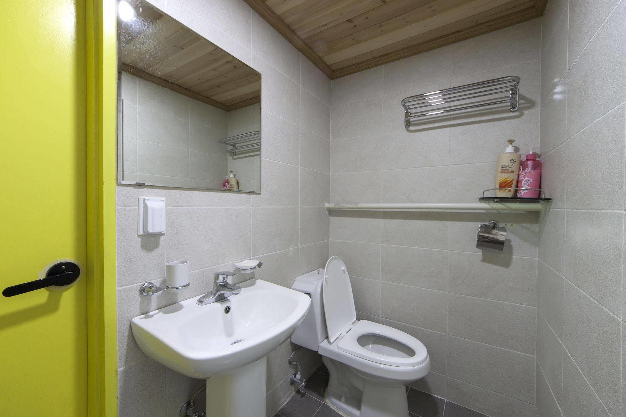 Hongdae Lazy Fox Hostel In Сеул Екстер'єр фото