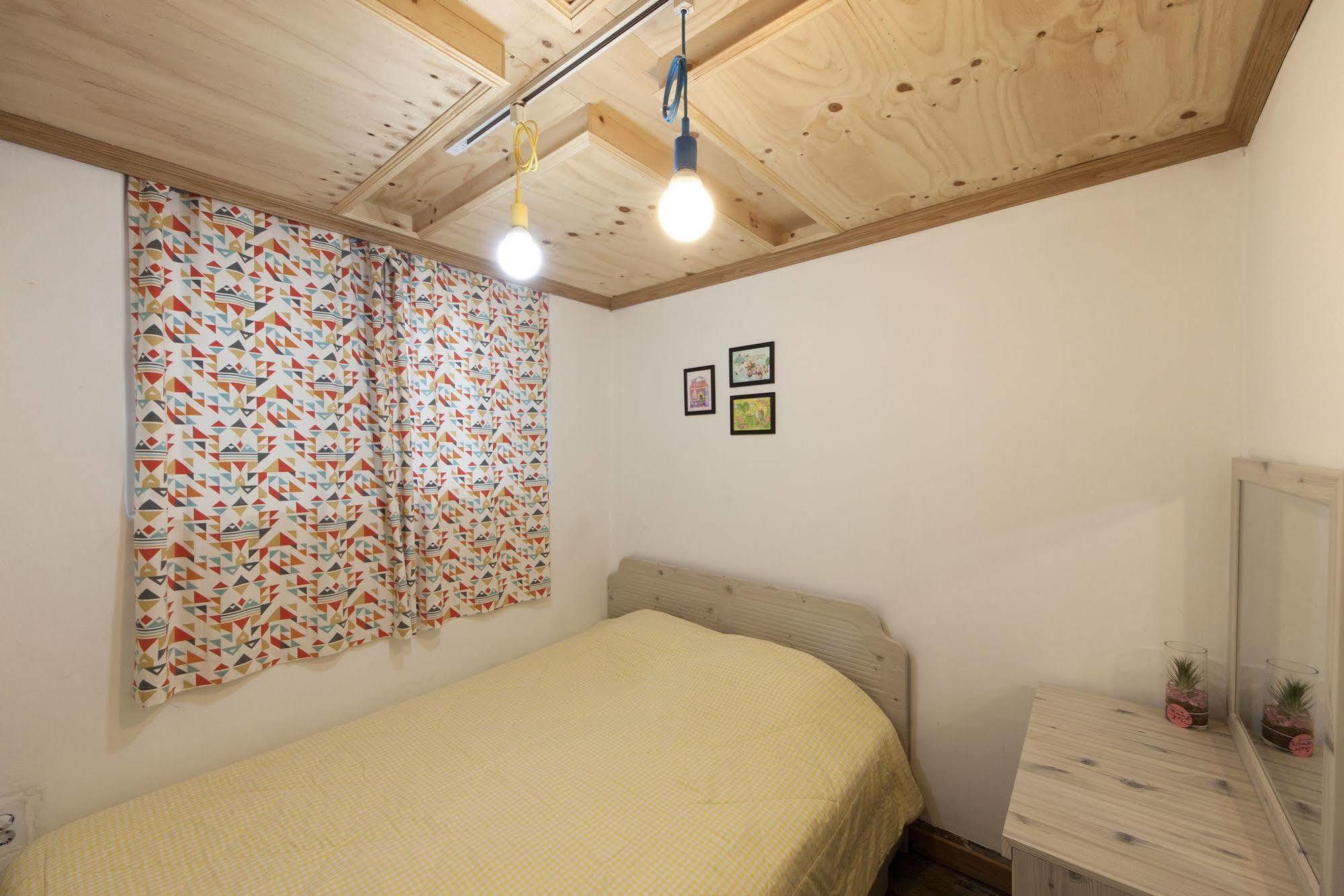 Hongdae Lazy Fox Hostel In Сеул Екстер'єр фото