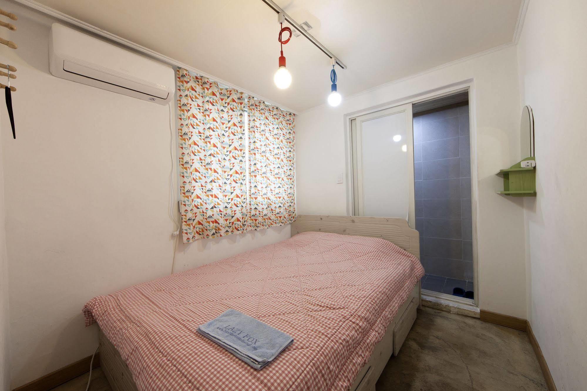 Hongdae Lazy Fox Hostel In Сеул Екстер'єр фото