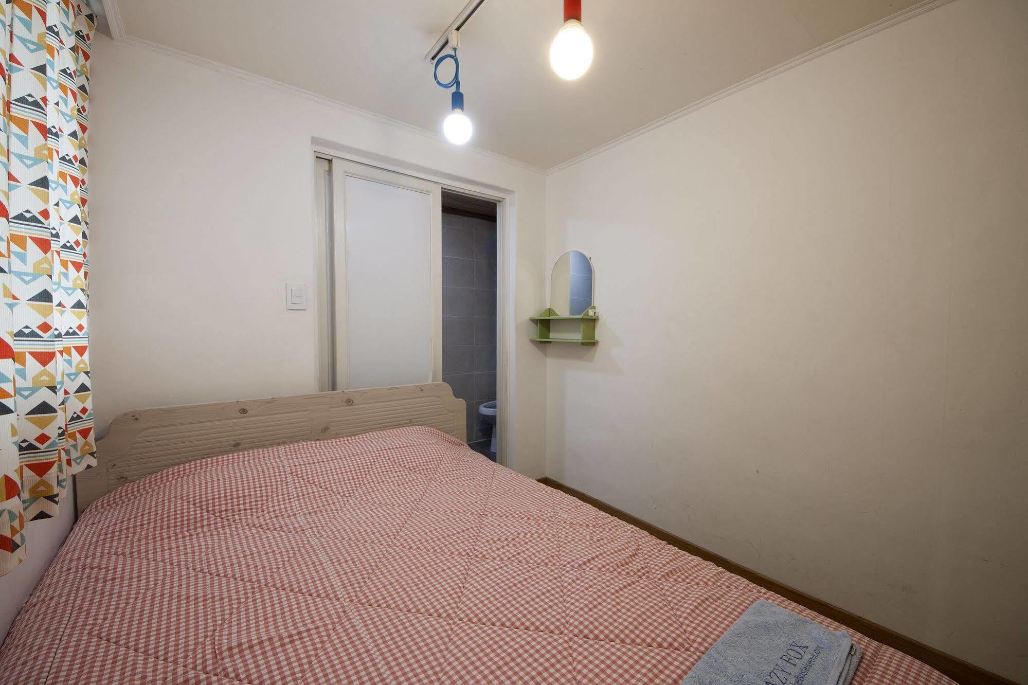 Hongdae Lazy Fox Hostel In Сеул Екстер'єр фото