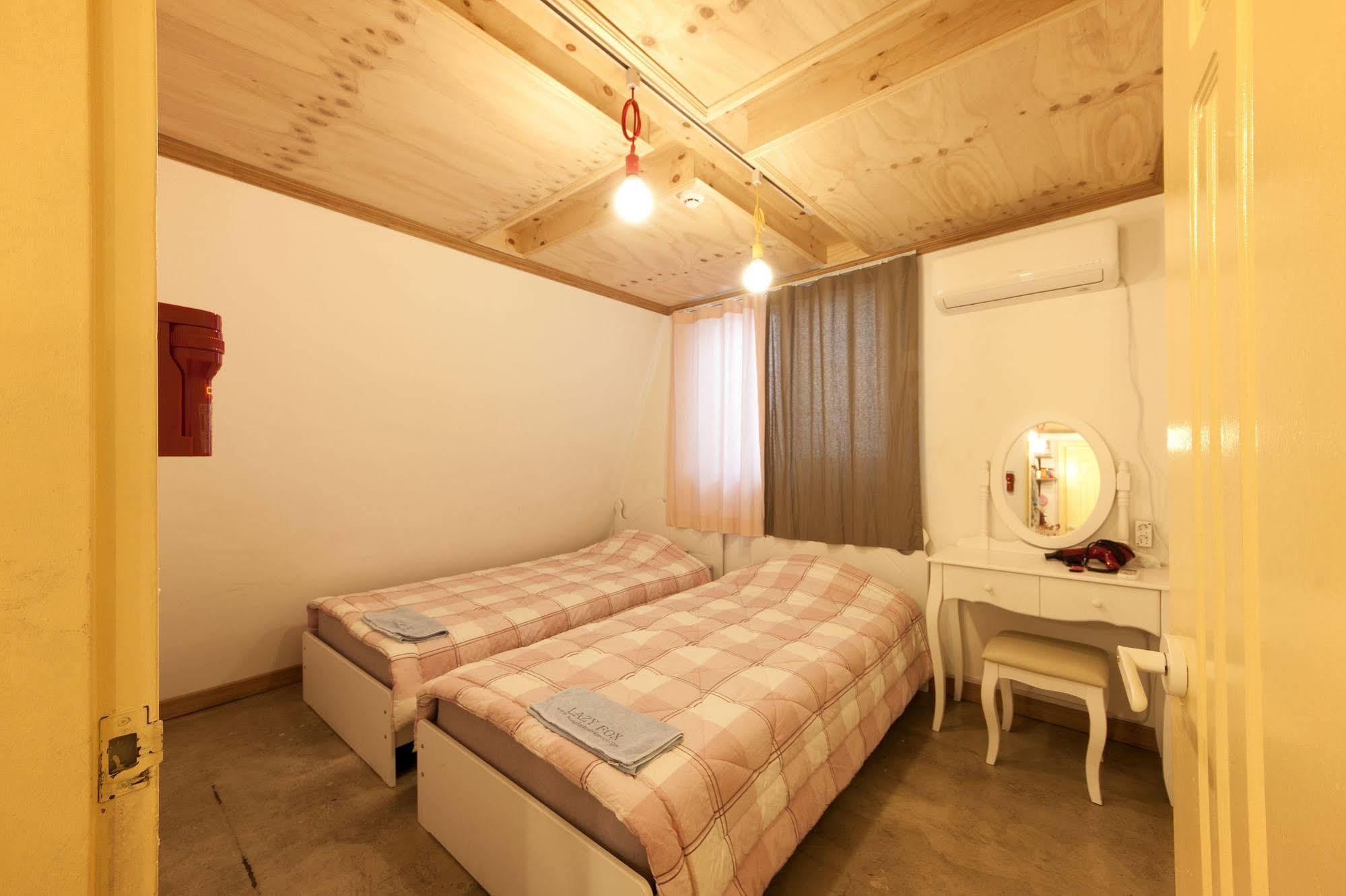 Hongdae Lazy Fox Hostel In Сеул Екстер'єр фото
