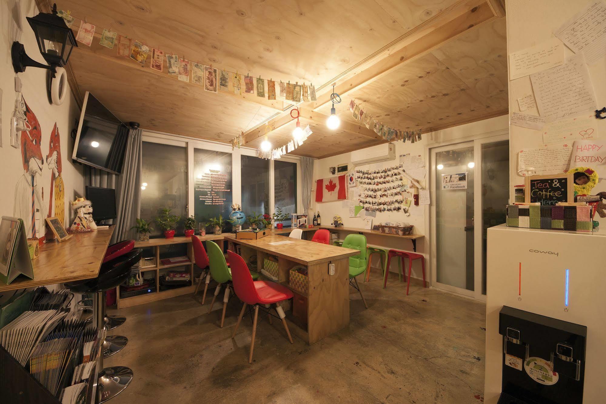 Hongdae Lazy Fox Hostel In Сеул Екстер'єр фото