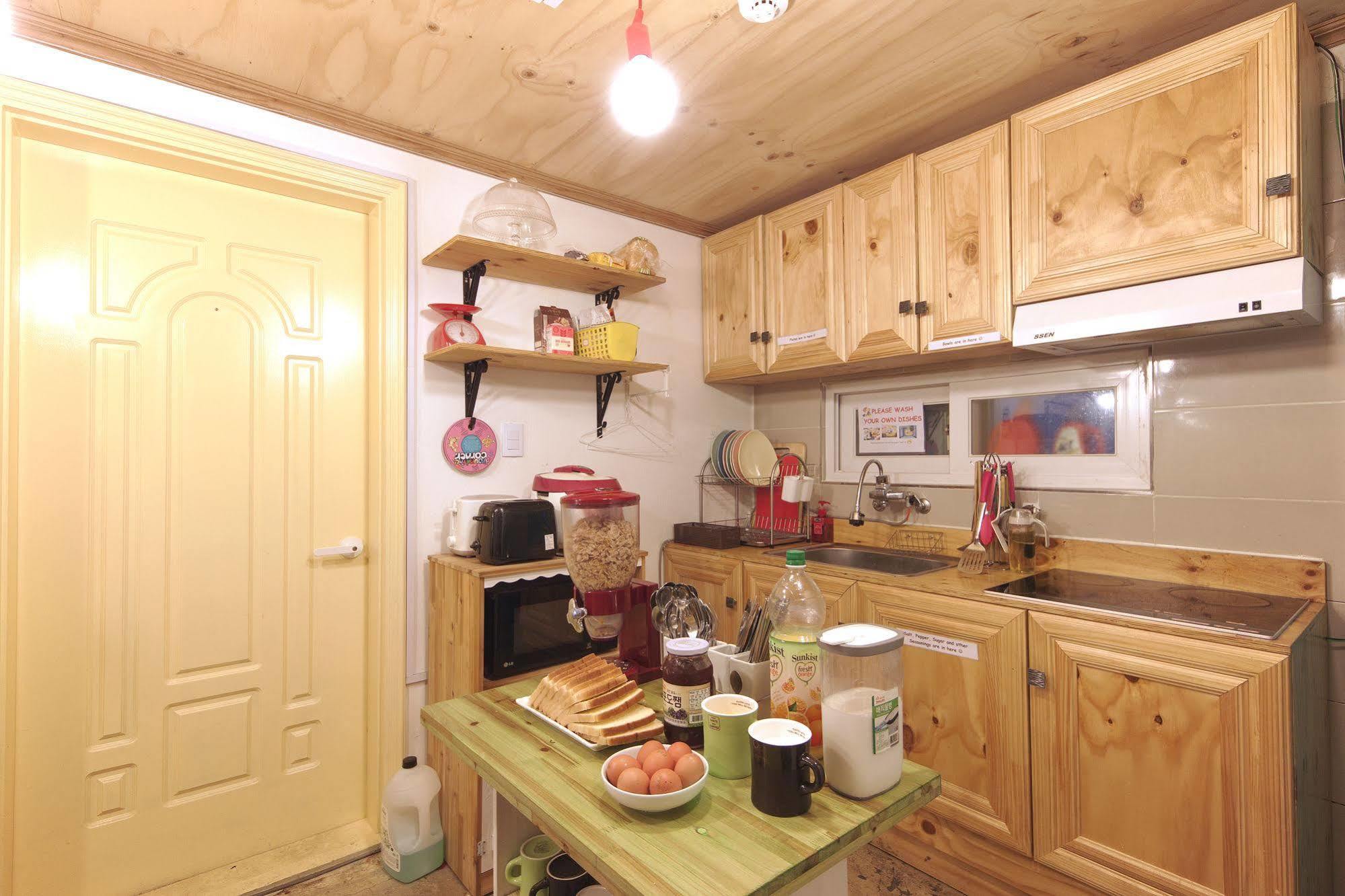 Hongdae Lazy Fox Hostel In Сеул Екстер'єр фото