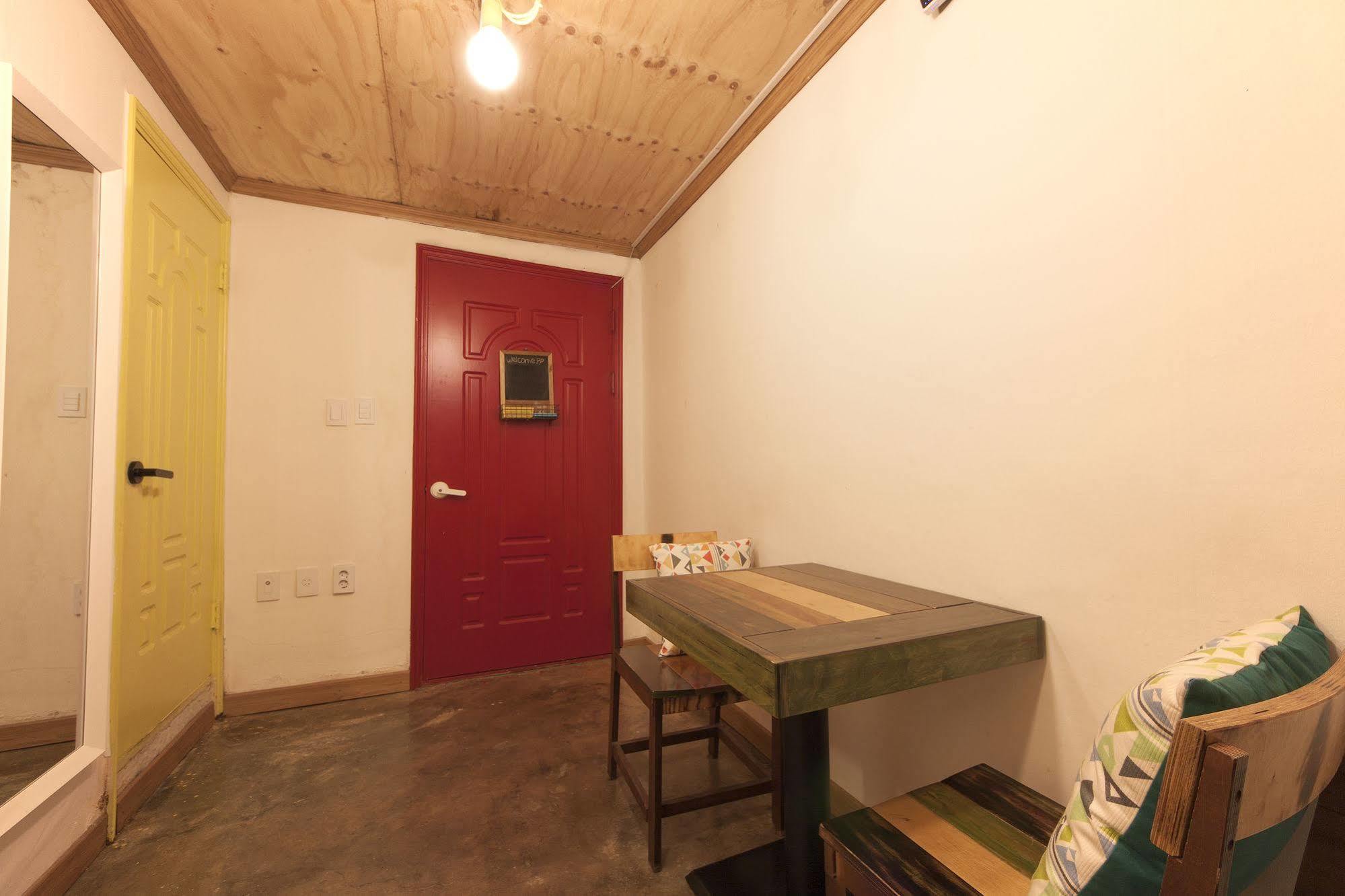 Hongdae Lazy Fox Hostel In Сеул Екстер'єр фото
